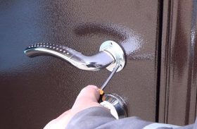Замена дверной ручки металлической двери в Уфе